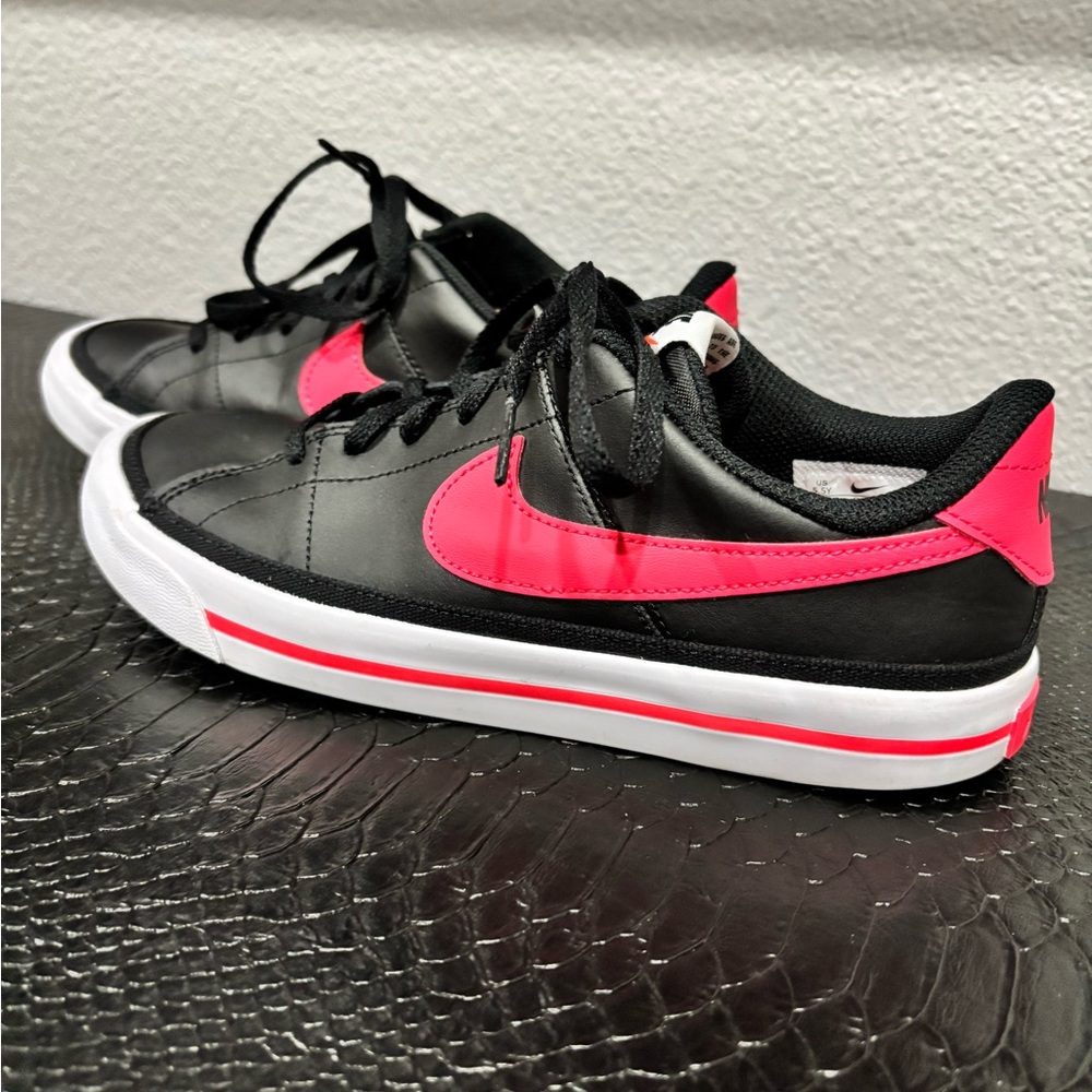 NIKE BIG KIDS 
COURT LEGACY 
SIZE 5.5
Equivalent to women’s size 7
Like new